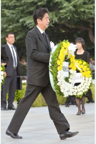 Viele Menschen gedenken  der Opfer des Atombombenabwurfs über Hiroshima vor 68 Jahren. Im Friedenspark steht noch immer eine Ruine als Mahnmal. Der Premierminister Japans, Shinzo Abe, legt einen Blumenkranz nieder.