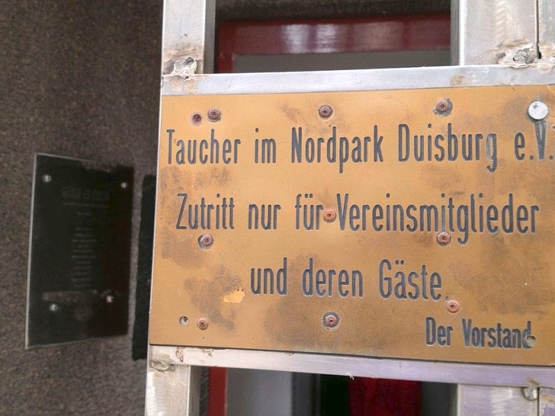 Wir nehmen den Begriff „eintauchen“ wörtlich. Zusammen mit dem ehemaligen Vorsitzenden des Vereins Taucher im Nordpark erkunden wir die alten Möllerbunker.