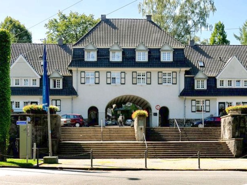 Das Torbogenhaus von 1909 ist das Entree der Siedlung.