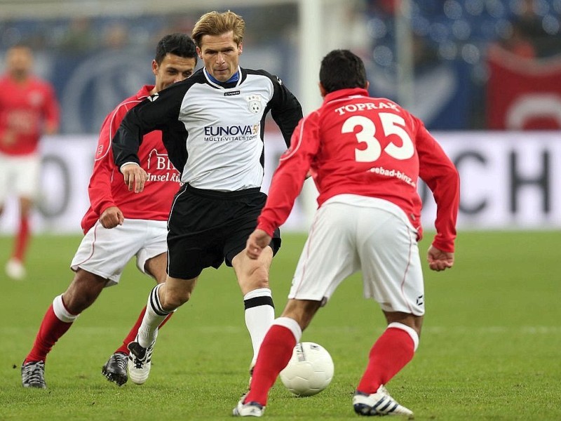 Fußball-Jahrhundertspiel: Deutschland - Türkei am 17.11.2013 in der VeltinsArena in Gelsenkirchen (Nordrhein-Westfalen). Der Deutsche Dariusz Wosz (l) und der Türke Toprak Kirtoglu (r) im Kampf um den Ball. Foto: Friso Gentsch/dpa +++(c) dpa - Bildfunk+++