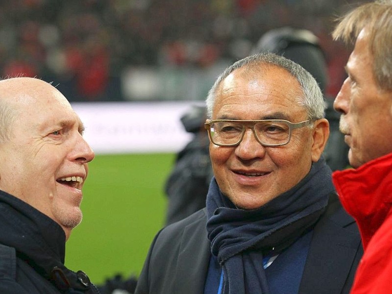 Fußball-Jahrhundertspiel: Deutschland - Türkei am 17.11.2013 in der VeltinsArena in Gelsenkirchen (Nordrhein-Westfalen). Deutschlands Manager Reiner Calmund (l) steht neben Trainer Felix Magath und Christoph Daum (r), Trainer der türkischen Mannschaft. Foto: Friso Gentsch/dpa +++(c) dpa - Bildfunk+++