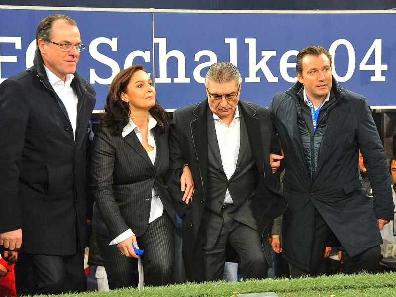 Jahrhundertspiel am Sonntag, 17.11.2013 in Gelsenkirchen. Schalkes Ex-Manager Rudi Assauer betritt vor dem Spiel der deuteschen und türkischen Altininternationalen das Spielfeld und begrüßt die Fans. Im Bild vlnr: Schalkes Aufsichtsratsvoristzender Clemens Tönnies, Tochter Bettina, Rudi Assauer und Eurofighter Marc Wilmots.Foto: Joachim Kleine-Büning/WAZ FotoPool