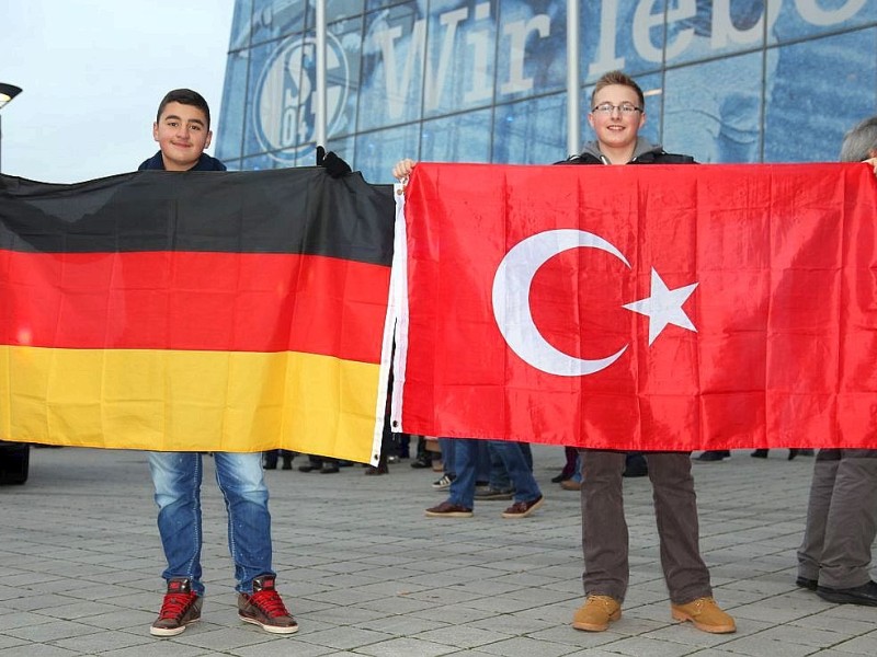 Fußball-Jahrhundertspiel: Deutschland - Türkei am 17.11.2013 in der VeltinsArena in Gelsenkirchen (Nordrhein-Westfalen). Fans aus Deutschland und der Türkei zeigen ihre Nationalflaggen. Foto: Friso Gentsch/dpa +++(c) dpa - Bildfunk+++
