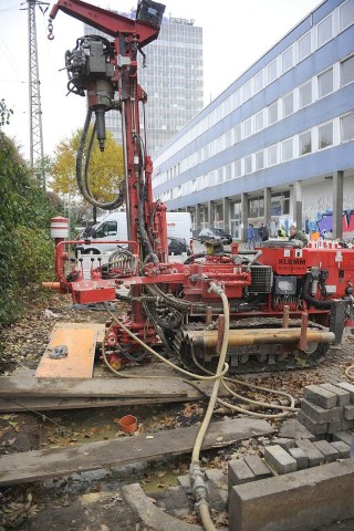 Erst Ende 2013 bremste ein Bergschaden den Zugverkehr im Ruhrgebiet aus: Zu massiven Verspätungen und Zugausfällen kam es zwischen dem 20. November und Ende Dezember 2013 auf den Strecken rund um Essen. Bauarbeiter waren auf einen nicht verzeichneten Altbergbaustollen mit unbekannten Hohlräumen gestoßen. Wochenlang mussten S-Bahnen während der Erkundungsbohrungen und der Verfüllarbeiten Schritttempo in Essen fahren. Regional- und Fernzüge konnten nicht am Hauptbahnhof Essen halten.