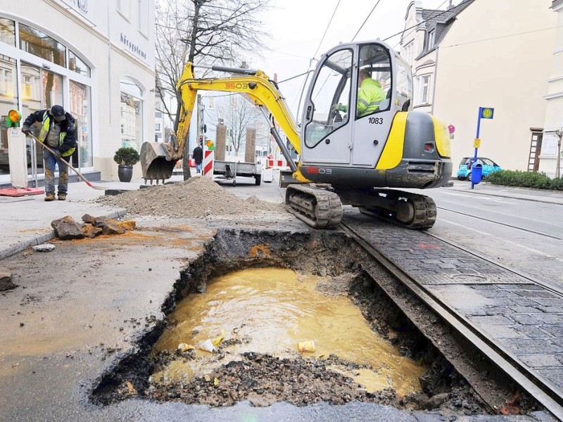 Februar 2012: Tagesbruch auf der Bredeneyer Straße zwischen dem Bredeneyer Kreuz und der Zeunerstraße.