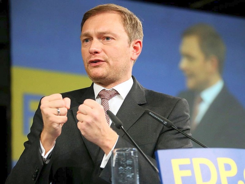 7. Dezember: Der nordrhein-westfälische FDP-Chef Christian Lindner wird zum Bundesvorsitzenden der Liberalen gewählt. der 34-Jährige will die Partei nach der Abwahl aus dem Bundestag wieder auf Erfolgskurs bringen.