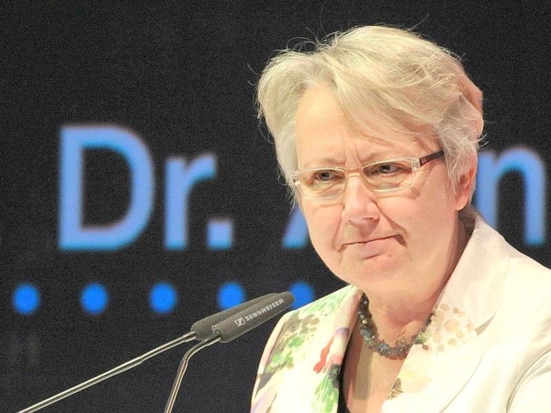 5. Februar: Die Universität Düsseldorf entzieht Bundesbildungsministerin Annette Schavan (CDU) nach neun Monaten Plagiatsprüfung den Doktortitel. Sie soll vor 33 Jahren in ihrer Promotionsarbeit vorsätzlich getäuscht haben. Schavan tritt als Ministerin zurück, fordert ihren Titel aber vor Gericht zurück. Der Prozess beginnt im März 2014.