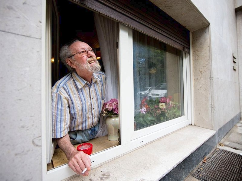 31. Juli: Ein Urteil des Düsseldorfer Amtsgerichts wird zum Warnschuss für Millionen Raucher: Der 75-jährige Friedhelm Adolfs soll nach 40 Jahren seine Wohnung räumen - weil er seine mit Zigarettenqualm gefüllten Räume nicht vernünftig entlüfte. Er hofft nun auf die Berufungsinstanz.