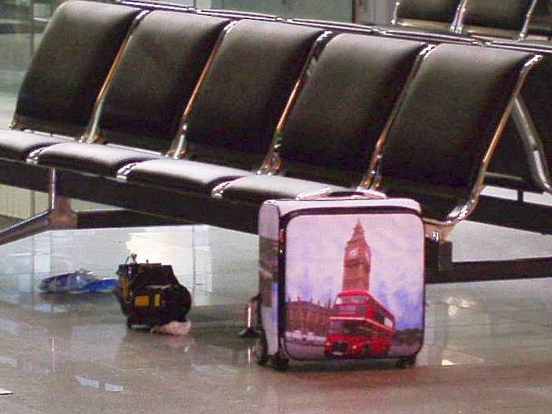 24. September: Ein verdächtiger Koffer löst Großalarm am Düsseldorfer Flughafen aus. Der Airport wird evakuiert, mehr als 10 000 Passagiere sind betroffen, 140 Flüge fallen aus. Ein Entschärfungsteam geht zunächst von Sprengstoff aus, dann von einem Drogenfund. Analysen ergeben erst Tage später: Es ist harmloses Mehl, verpackt wie Drogen. Wochen später wird ein mutmaßlicher Gepäckdieb festgenommen: Er soll sich beim Blick in den Koffer selbst erschrocken und ihn in der Abflughalle stehengelassen haben.