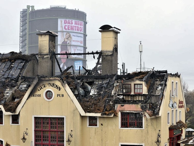 1. Januar: In der Silvesternacht setzte eine Feuerwerksrakate das Dach der Kneipe Irish Pub an der Promenade am Centro in Flammen. Das Gebäude muss anschließend abgerissen werden.