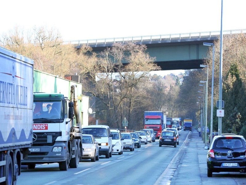 Am 23. Januar 2014 ließ Straßen NRW die Autobahn 43 zwischen Witten und Sprockhövel sperren: Bei Probebohrungen für eine Lärmschutzwand am Rehnocken (Kämpen) wurden Hohlräume in 4,60 Meter Tiefe unter der Autobahn gefunden. Auf den Ausweichstrecken staute sich der Verkehr. Am 1. Februar konnte der Landesbetrieb die Autobahnsperrung wieder aufheben.