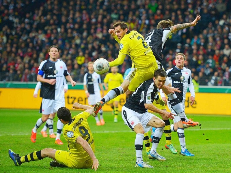 Frankfurt musste sich trotz guter Leistung in einem ausgeglichen Spiel zweier Fußball-Bundesligisten spät mit 0:1 (0:0) geschlagen geben