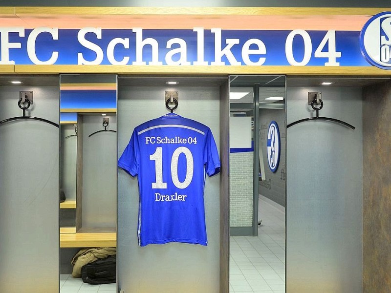 Trikotvorstellung des FC Schalke 04 am Mittwoch, 19.02.2014 in der Mannschaftskabine von Schalke 04.Trikot Julian DraxlerFoto: Thomas Schmidtke / WAZ FotoPool
