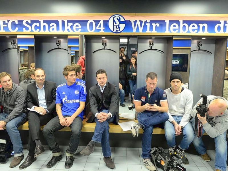 Trikotvorstellung des FC Schalke 04 am Mittwoch, 19.02.2014 in der Mannschaftskabine von Schalke 04.Roman NeustädterFoto: Thomas Schmidtke / WAZ FotoPool