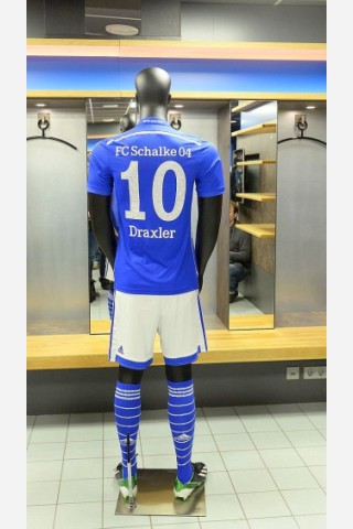 Trikotvorstellung des FC Schalke 04 am Mittwoch, 19.02.2014 in der Mannschaftskabine von Schalke 04.Trikot Julian DraxlerFoto: Thomas Schmidtke / WAZ FotoPool