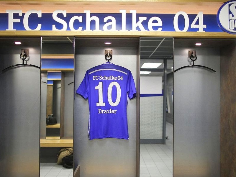 Das neue Heimtrikot des FC Schalke 04 hängt am 19.02.2014 bei der Präsentation in der Schalker-Kabine in Gelsenkirchen (Nordrhein-Westfalen). Foto: Ina Fassbender/dpa +++(c) dpa - Bildfunk+++