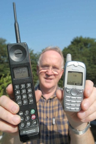 1992 stellte Motorola das erste digitale Handy vor. Das International 3200 (l.) war immer noch wenig handlich. Im Vergleich dazu kam das Siemens SL45i von 2002 schon deutlich moderner daher.
