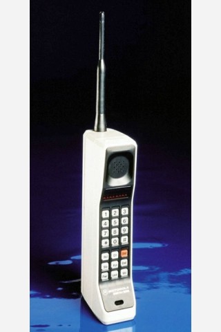 Motorola selbst nannte es The Brick, zu deutsch: den Backstein. Fast ein Kilo wog das DynaTAC 8000X, das weltweit erste Handy. Gedacht war es als Spielzeug für reiche Leute, seine Nützlichkeit eher fragwürdig. Doch die Verkäufe übertrafen alle Erwartungen.