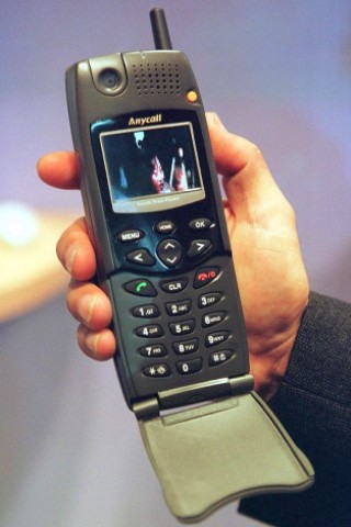 Im Laufe der Jahre drängten immer mehr Hersteller auf den Handy-Markt - so wie Samsung mit seinem ''Millennium Multimedia Phone IMT-2000''.