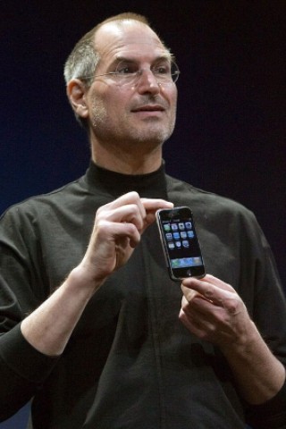 Der Beginn der Smartphone-Ära: Apple-Gründer Steve Jobs stellt 2007 das erste iPhone vor.