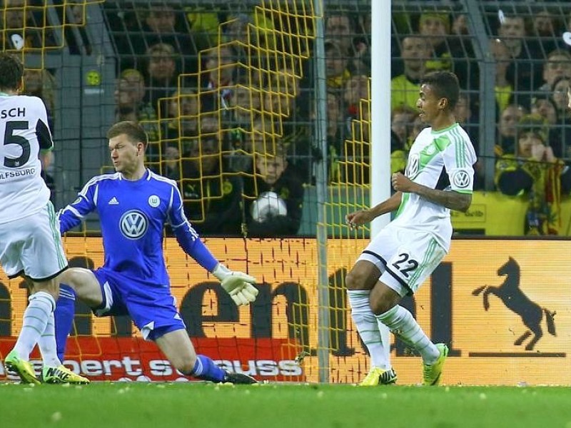 Der BVB schlägt den VfL Wolfsburg im DFB-Pokal-Halbfinale mit 2:0. Die Impressionen aus dem Signal Iduna Park.