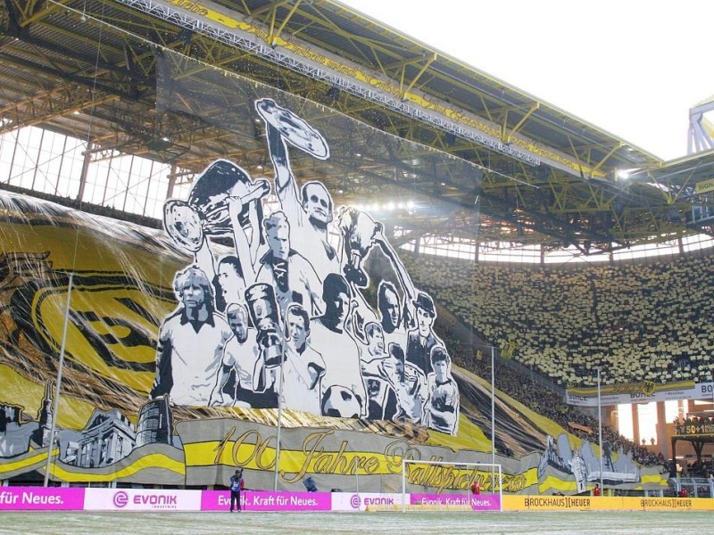 Die BVB-Fans auf der Südtribüne huldigen die Helden der 100-jährigen Vereinsgeschichte von Borussia Dortmund.