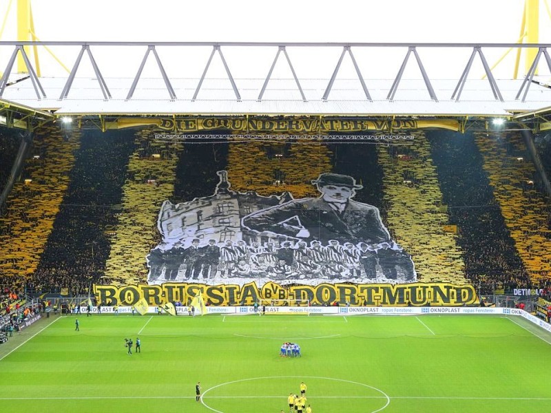 Vor dem Spiel gegen Hertha BSC am 21. Dezember 2013 huldigte die Südtribüne die Gründerväter von Borussia Dortmund.
