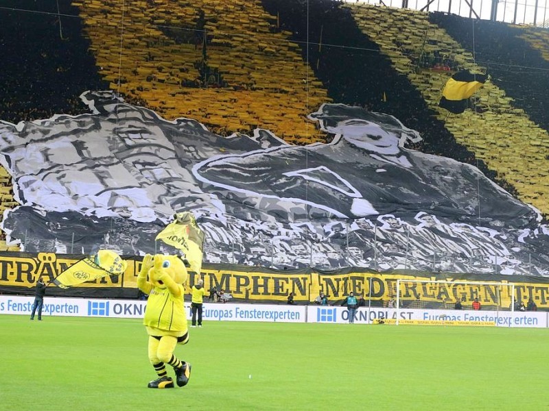 Vor dem Spiel gegen Hertha BSC am 21. Dezember 2013 huldigte die Südtribüne die Gründerväter von Borussia Dortmund.