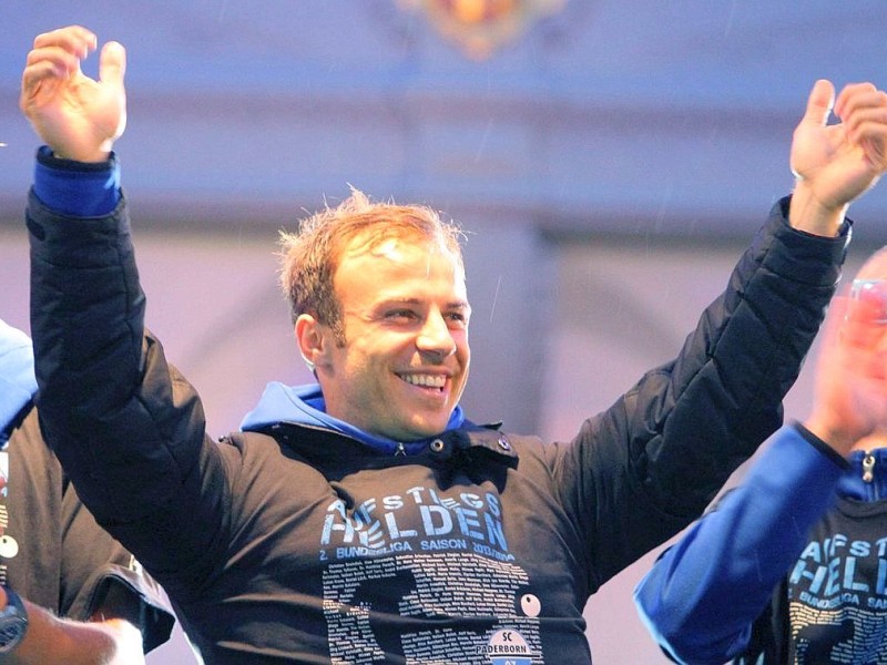 Der SC Paderborn feiert den Aufstieg in die Bundesliga: Alban Meha,