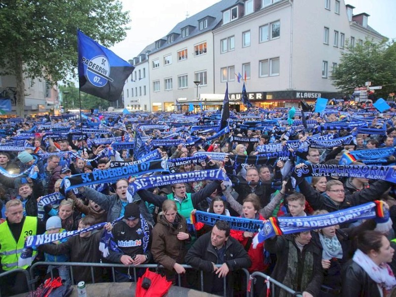 Der SC Paderborn feiert den Aufstieg in die Bundesliga: Feier am Rathaus.