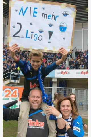 SC Paderborn feiert Aufstieg in die 1. Bundesliga: Die SCP-Fans sind aus dem Häuschen.