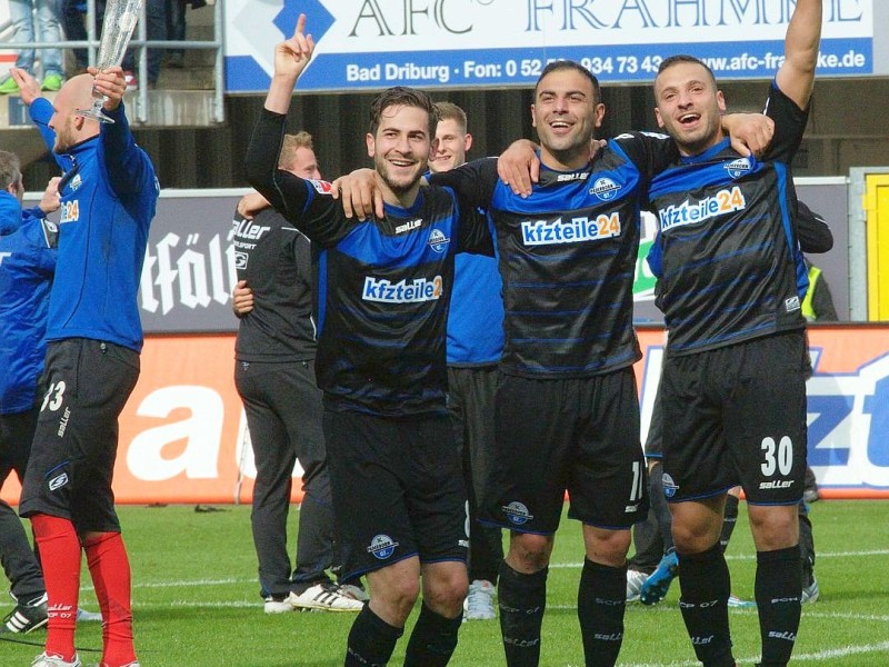 SC Paderborn feiert Aufstieg in die 1. Bundesliga:Mario Vrancic, Mahir Saglik und Süleyman Koc (v.l.).