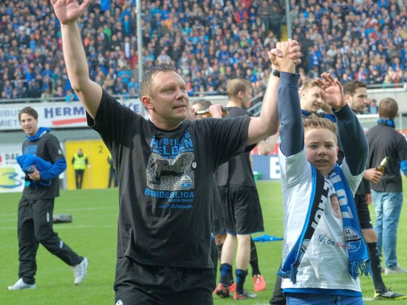 SC Paderborn feiert Aufstieg in die 1. Bundesliga: Trainer Andrè Breitenreiter mit seinem Sohn.