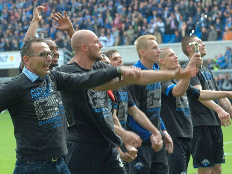 SC Paderborn feiert Aufstieg in die 1. Bundesliga: Manager Michael Born (l.) lässt es krachen.