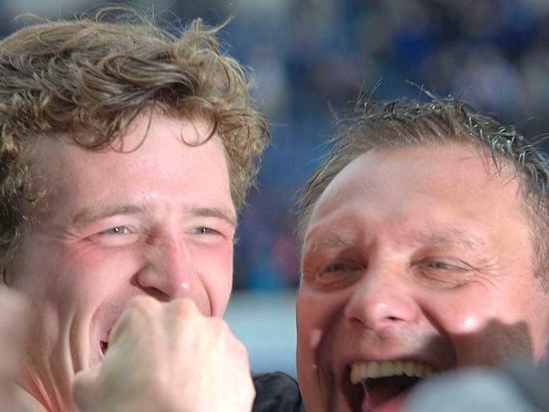 SC Paderborn feiert Aufstieg in die 1. Bundesliga: Patrick Ziegler (l.) mit Trainer Andrè Breitenreiter.