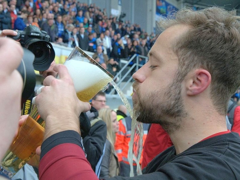 SC Paderborn feiert Aufstieg in die 1. Bundesliga: Torwart Lukas Kruse.