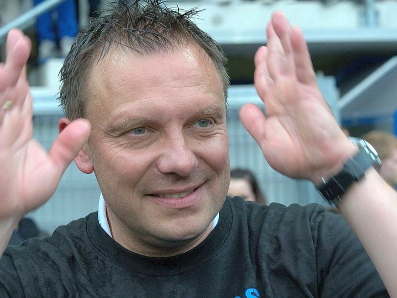 SC Paderborn feiert Aufstieg in die 1. Bundesliga: Trainer Andrè Breitenreiter ist glücklich.
