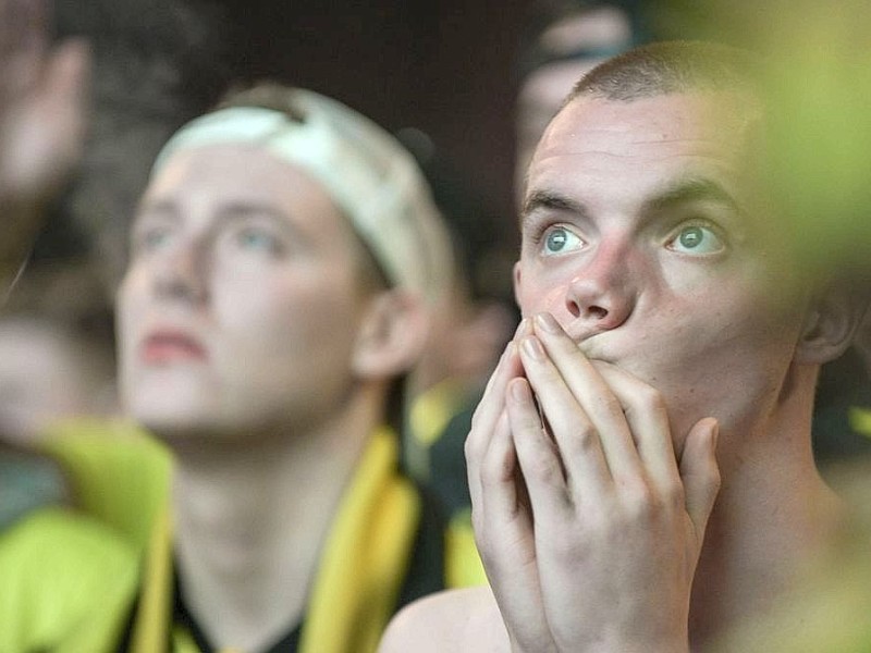 Public Viewing während des DFB Pokalfinales am 17.5.2014 .Auf dem Dortmunder Friedensplatz.Foto: Knut Vahlensieck / WAZ Fotopool
