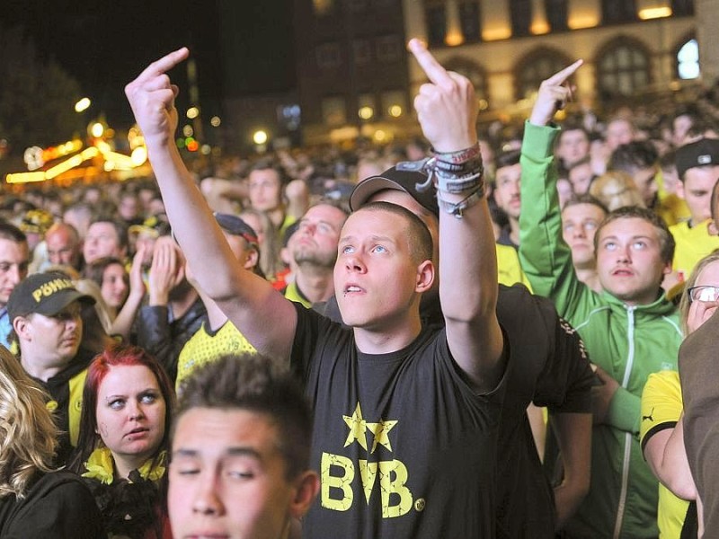 Public Viewing während des DFB Pokalfinales am 17.5.2014 .Auf dem Dortmunder Friedensplatz.Foto: Knut Vahlensieck / WAZ Fotopool