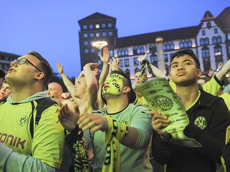 Public Viewing während des DFB Pokalfinales am 17.5.2014 .Auf dem Dortmunder Friedensplatz.Foto: Knut Vahlensieck / WAZ Fotopool