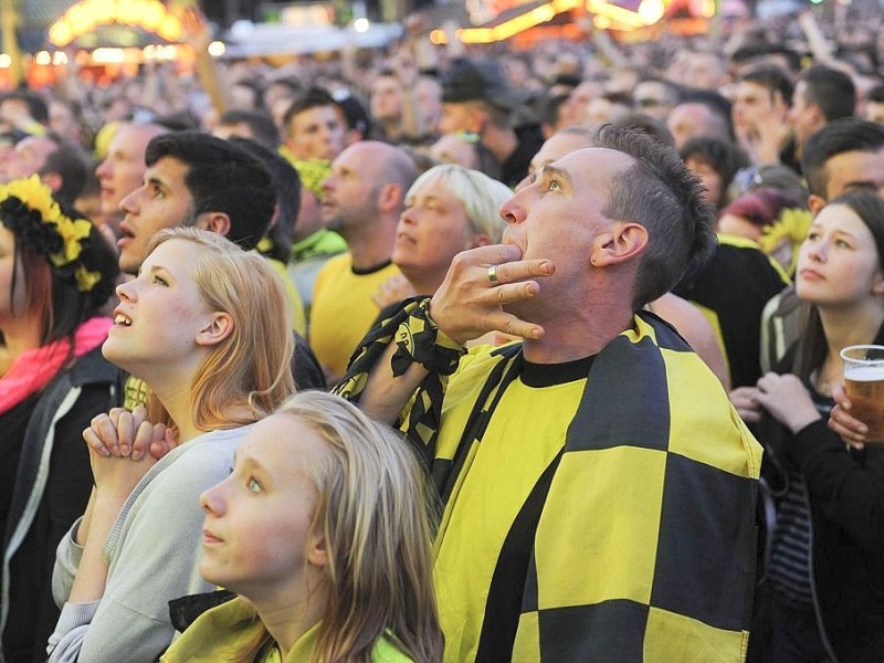 Public Viewing während des DFB Pokalfinales am 17.5.2014 .Auf dem Dortmunder Friedensplatz.Foto: Knut Vahlensieck / WAZ Fotopool
