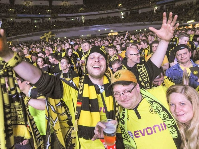 Public Viewing während des DFB Pokalfinales am 17.5.2014 .Hier in der Westfalenhalle.Foto: Knut Vahlensieck / WAZ Fotopool