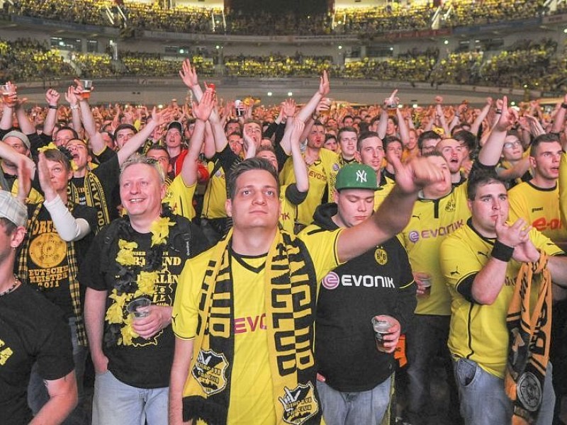 Public Viewing während des DFB Pokalfinales am 17.5.2014 .Hier in der Westfalenhalle.Foto: Knut Vahlensieck / WAZ Fotopool