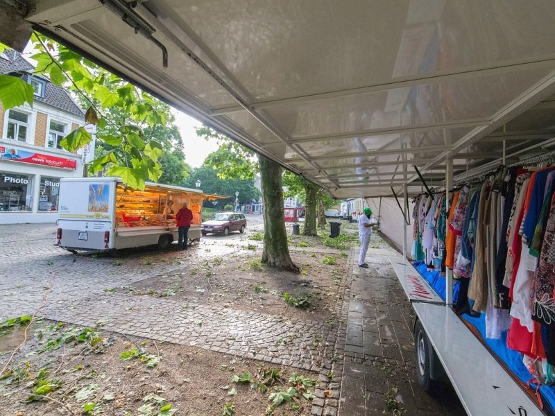 Essen Kettwig - Unwetter am Pfingstmontag - Sturmschäden - nur drei Marktbeschicker - Foto: Reiner Worm / WAZ FotoPool