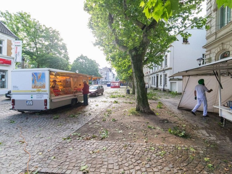 Essen Kettwig - Unwetter am Pfingstmontag - Sturmschäden - nur drei Marktbeschicker - Foto: Reiner Worm / WAZ FotoPool