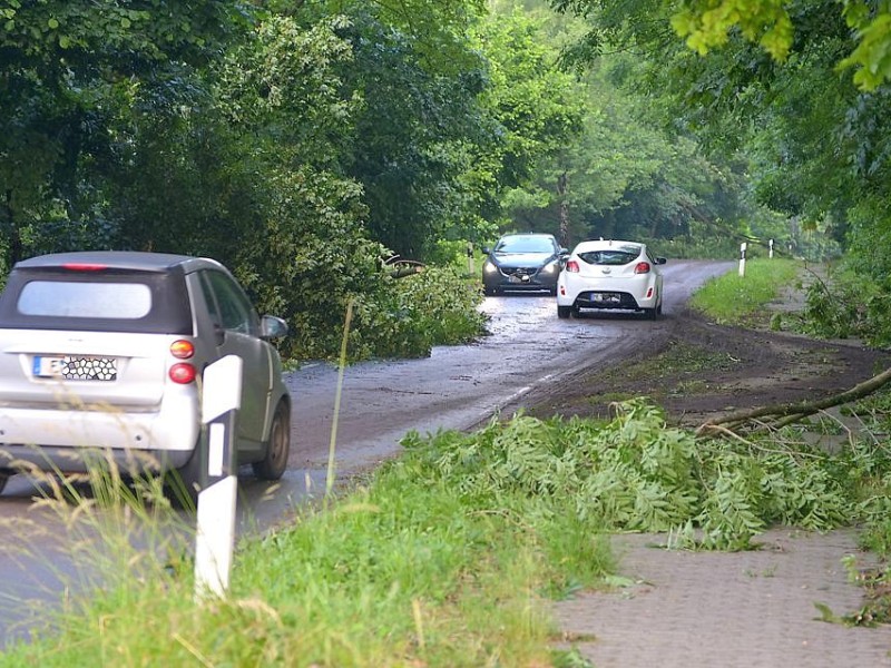 Unwetterschäden am 10.6.2014 in Heiligenhaus. Die Langenbügeler Straße hinter dem Kreisel Fahrtrichtung Kettwig.Foto : H. W. Rieck WAZ FotoPool