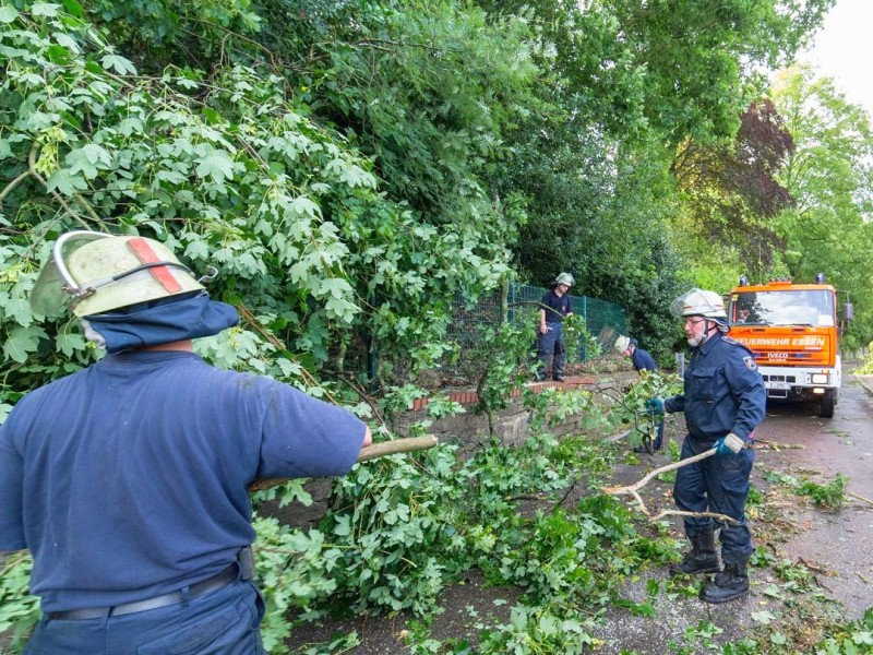 Essen Werden - Unwetter am Pfingstmontag - schwere Sturmschäden in Essen - Werden - Feuerwehreinsatz Neukircher Mühle - Foto: Reiner Worm / WAZ FotoPool