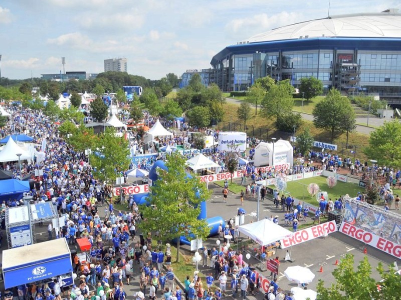 Der diesjährige Schalke-Tag steht unter dem Motto: AUF SCHALKE WIRD GEZECHT. Mehr als Hunderttausend Besucher strömten am Sonntag über das Vereinsgelände auf dem Berger Feld.