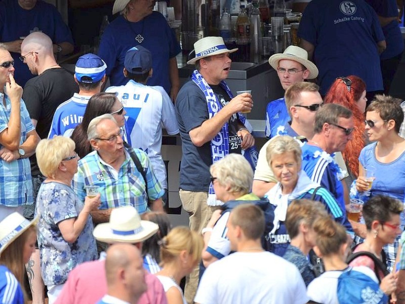 Der diesjährige Schalke-Tag steht unter dem Motto: AUF SCHALKE WIRD GEZECHT. Mehr als Hunderttausend Besucher strömten am Sonntag über das Vereinsgelände auf dem Berger Feld.