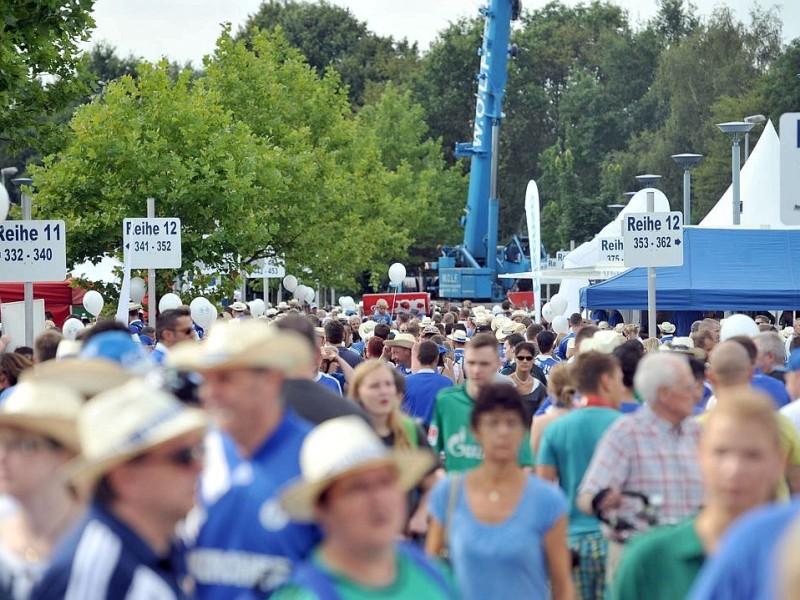 Mehr als Hunderttausend Besucher strömten am Sonntag über das Vereinsgelände auf dem Berger Feld.